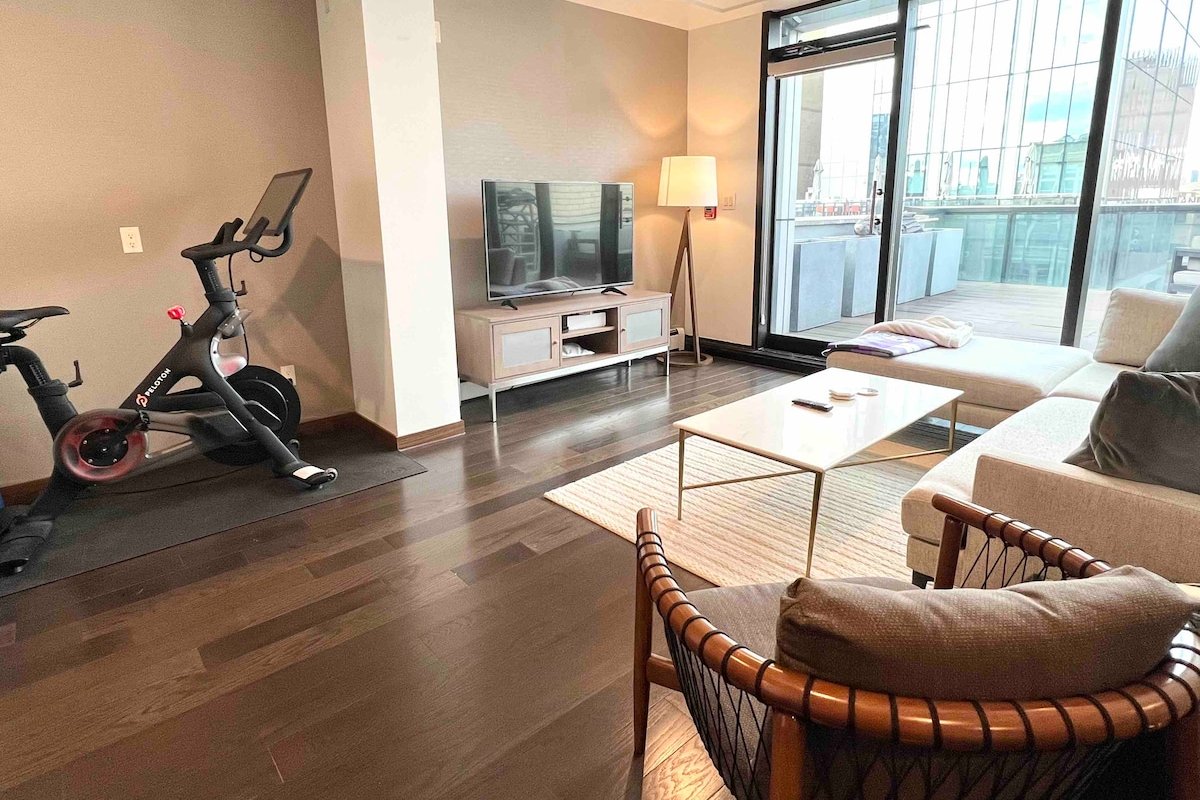 Luxury Penthouse! 2 Bed / 2 Bath + Private Balcony gallery image 2