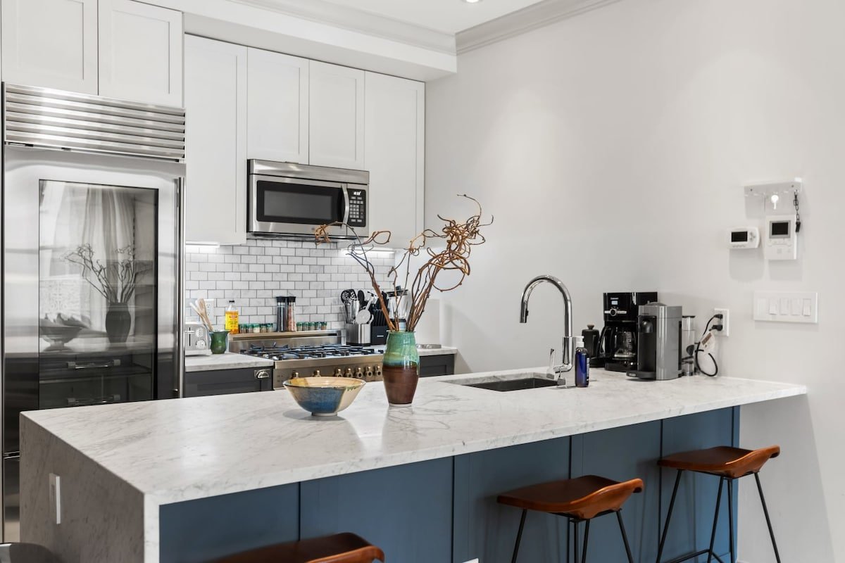 Rove Travel | Linden Place II | Designer 3BR Apt gallery image 4