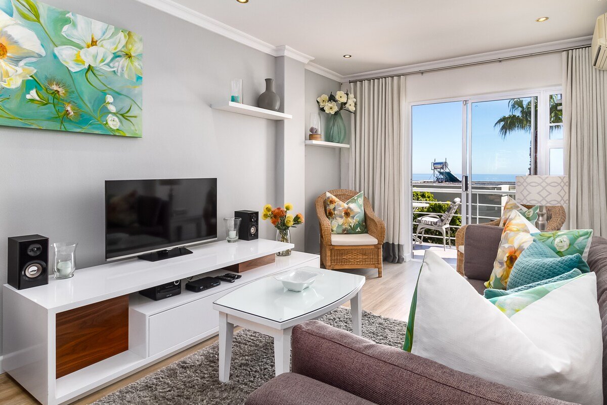 Stunning Ocean & Mountain views – Camps Bay Apt gallery image 3