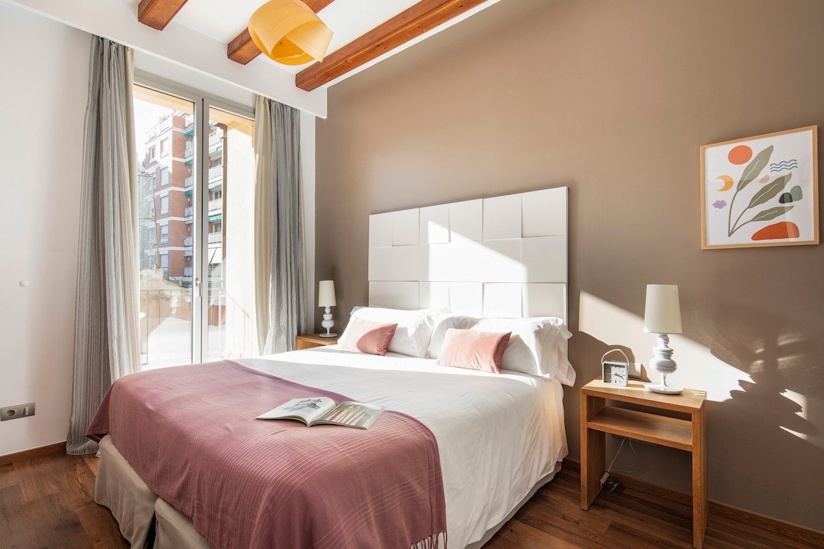 Elegant, recently renovated, trendy Bcn area gallery image 3