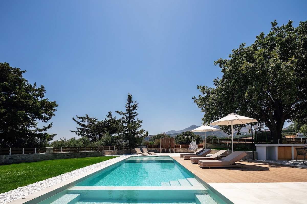 Heated pool, playground, kids pool, close to beach gallery image 2