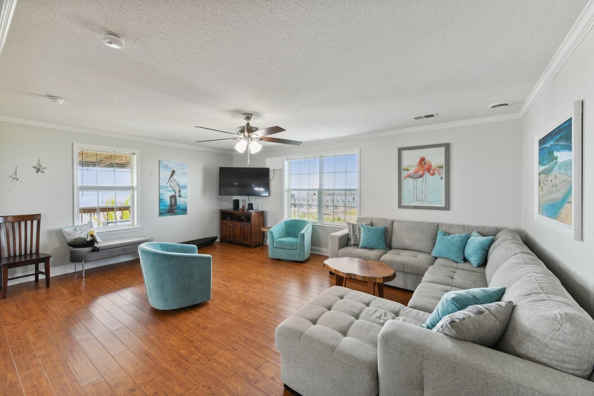 Pelican Pier Beach House on Lake Catherine gallery image 4