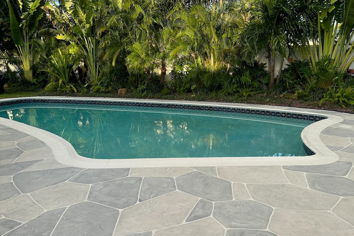 Tropical Paradise in Lighthouse gallery image 5