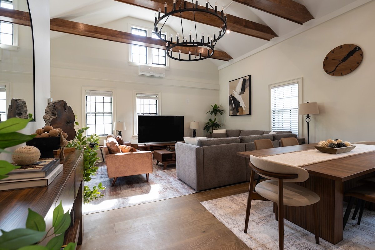 Huge 6BR 3Bath Retreat on College Hill. Rare Find! gallery image 2