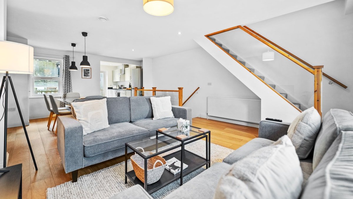 Fantastic 5 Bed Town House in Bristol – Sleeps 9 gallery image 2