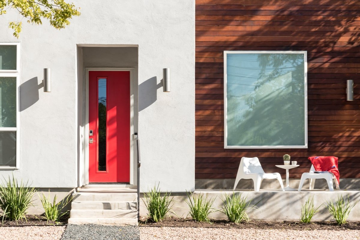 Unwind on the Private Patio of the East Austin Lodge gallery image 3