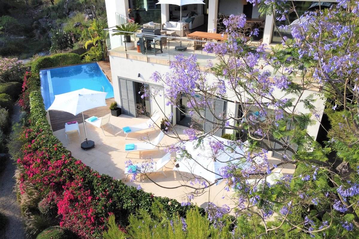 Idyllic 6 bed villa, stunning views & heated pool gallery image 2