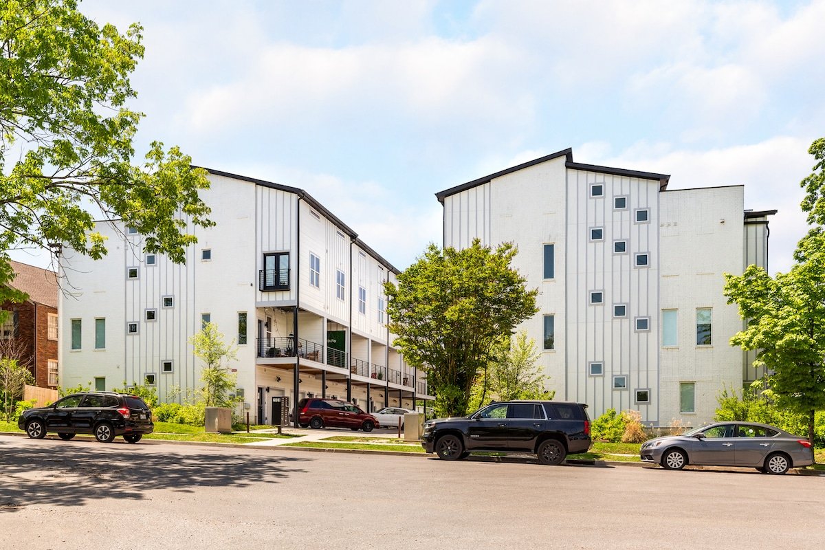 Hillsboro Escape | Rooftop Views | Sleeps 12 gallery image 3