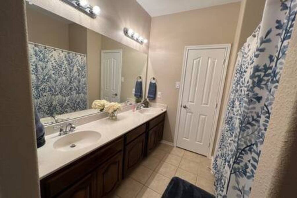 Home Theater, Game Room and Close to Everything!