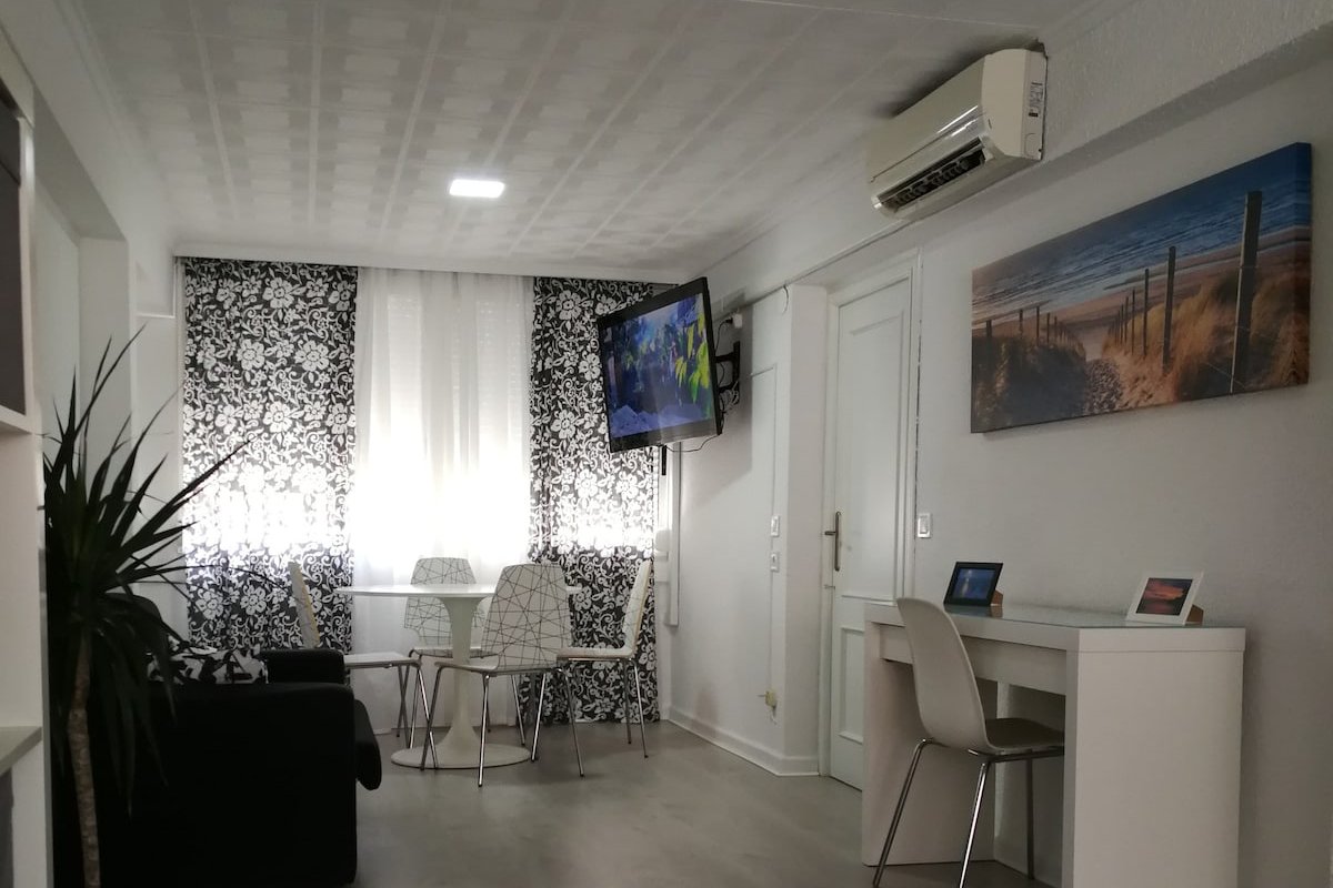 Very bright apartment near the beach, free wifi. gallery image 2