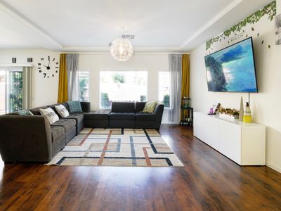 Holiday specials/ 5BR 10 min to airport &strip