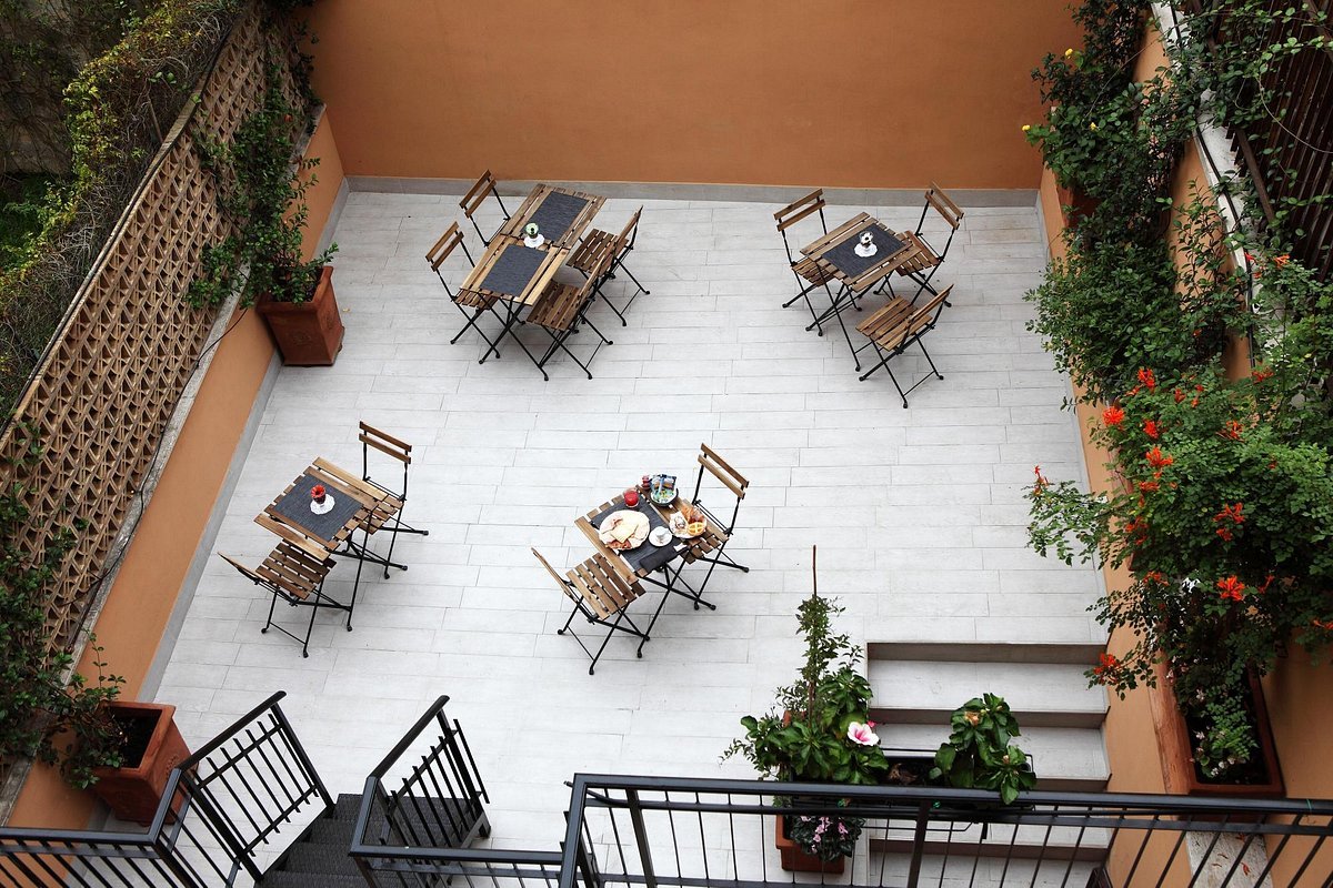 Whole Roman Building 6br/6baths!