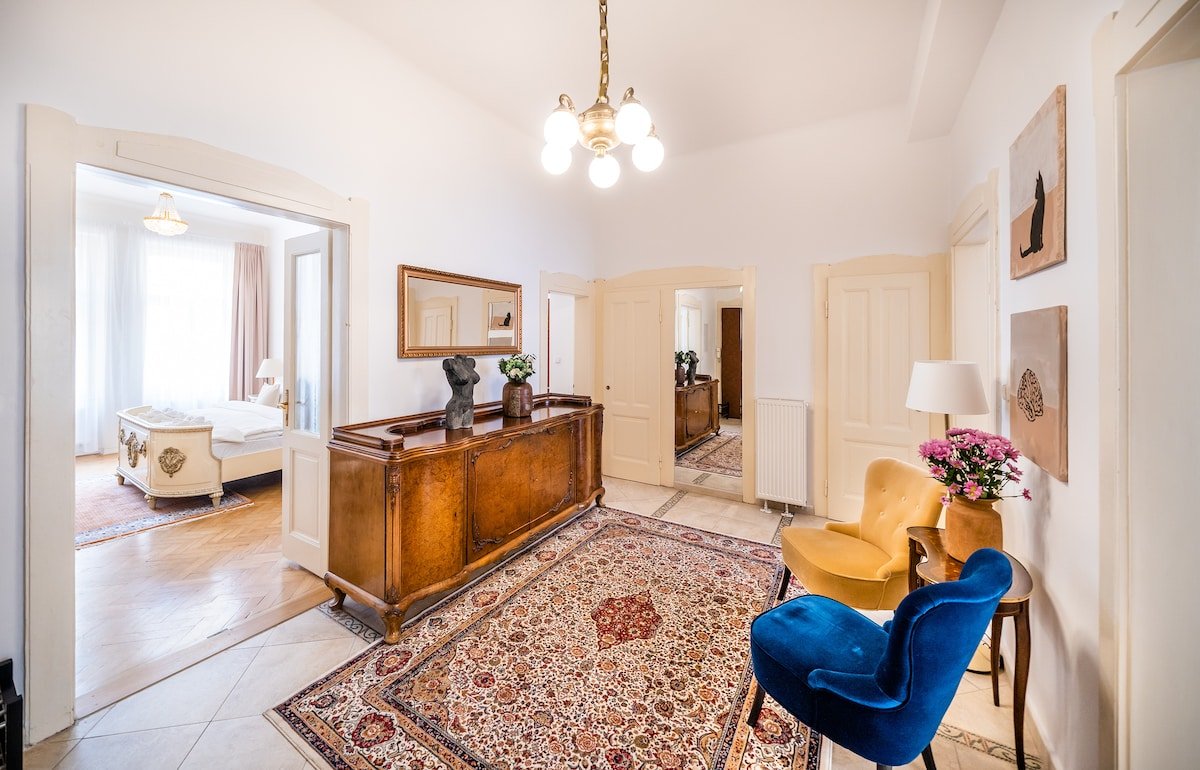 Kafka Apartment 4BR+2bath Old Town gallery image 3