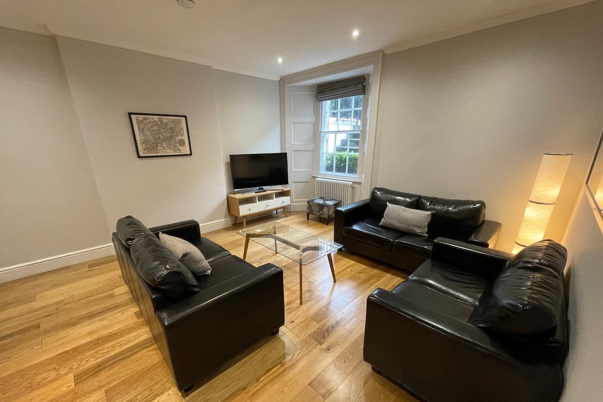 Luxury 3 Bedroom Flat in the heart of Edinburgh gallery image 3