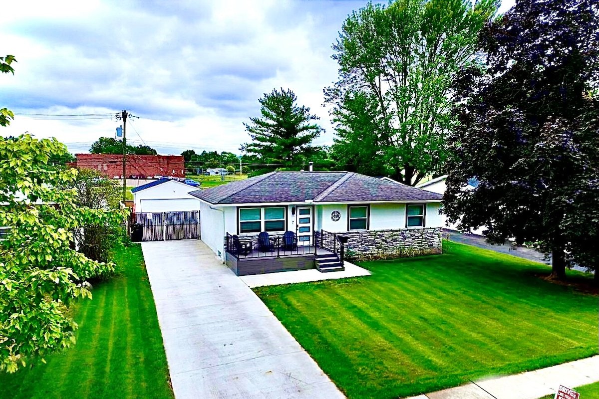 The Headquarters by: BLUE 5 bedrooms_Hot tub_park! gallery image 3