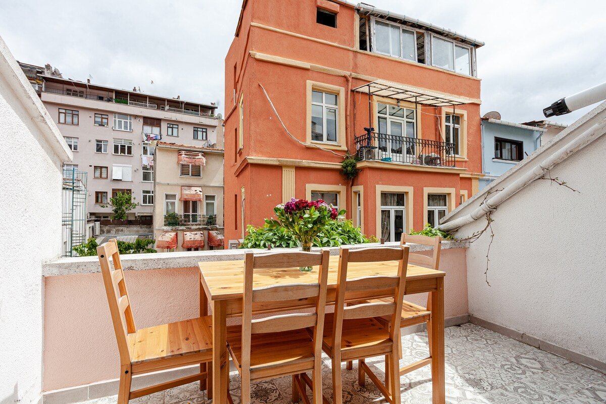 Amayzing& Historical House 6BR-3BA/New Galata Port gallery image 5
