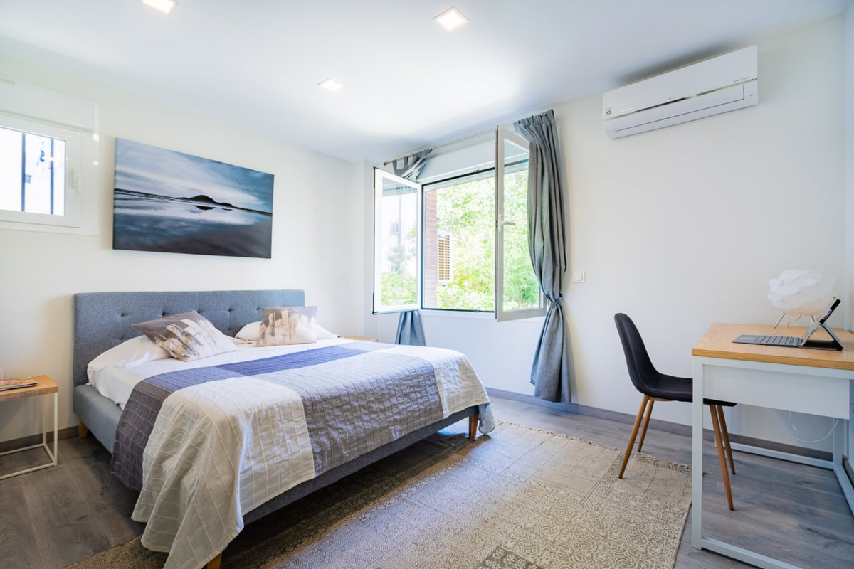 Heart of Madrid Public parking / Breakfast free