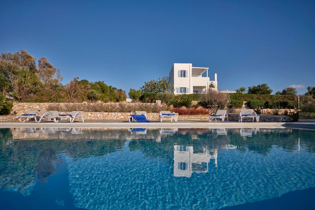 Unique Seafront villa in Paros gallery image 2