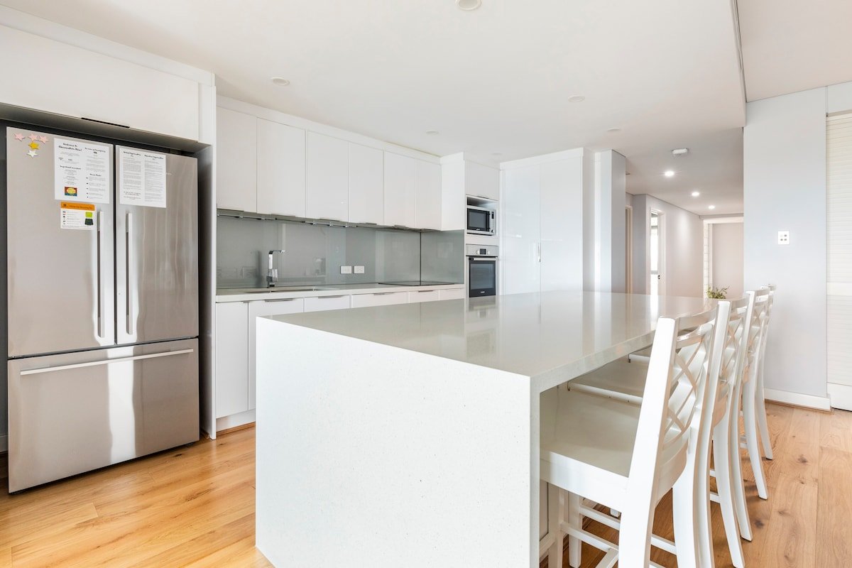 Apartment M603 – luxury beachfront, ocean views! gallery image 4