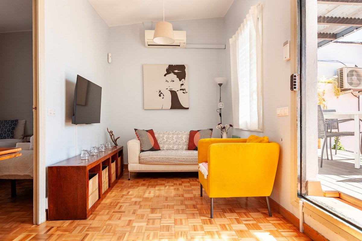 El Born Sunny View Terrace, Quiet, Walk Everywhere gallery image 5