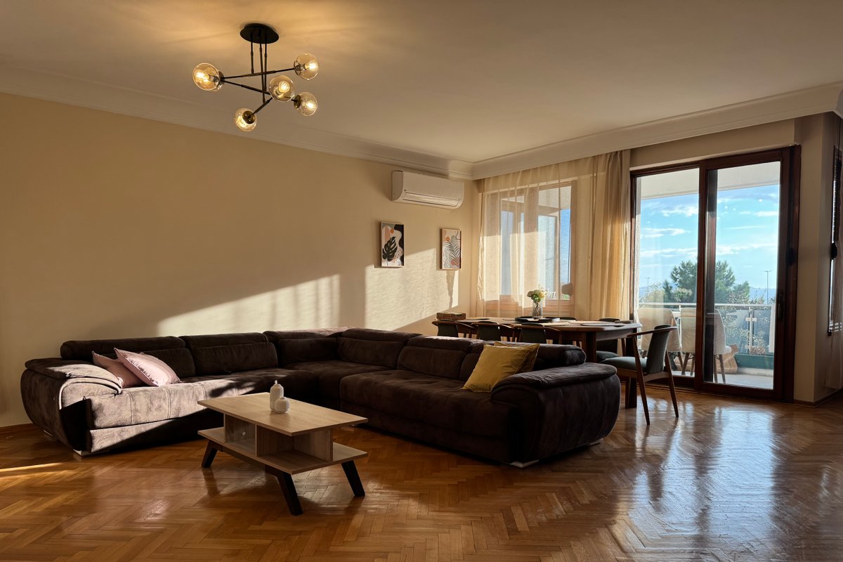 Huge House 5 mins train st. Pool 2 baths 4 rooms