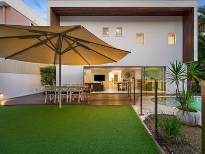 9 Depper St – Large Residence 6 Bed House Pool