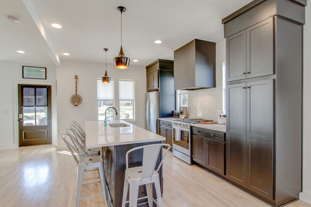 Downtown Luxury Home! Great for Big Groups gallery image 5