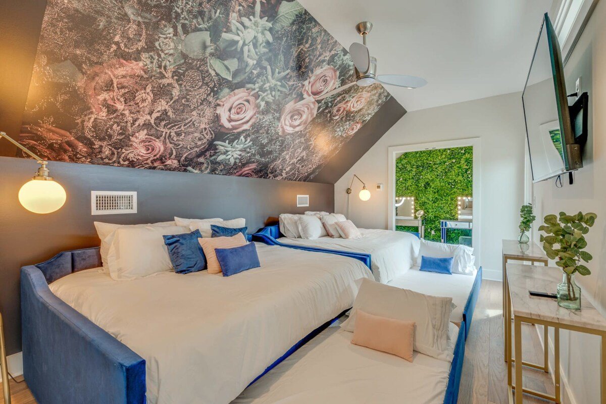 6BR Group Stay, Rooftops, Garages, Walk to Dining gallery image 5