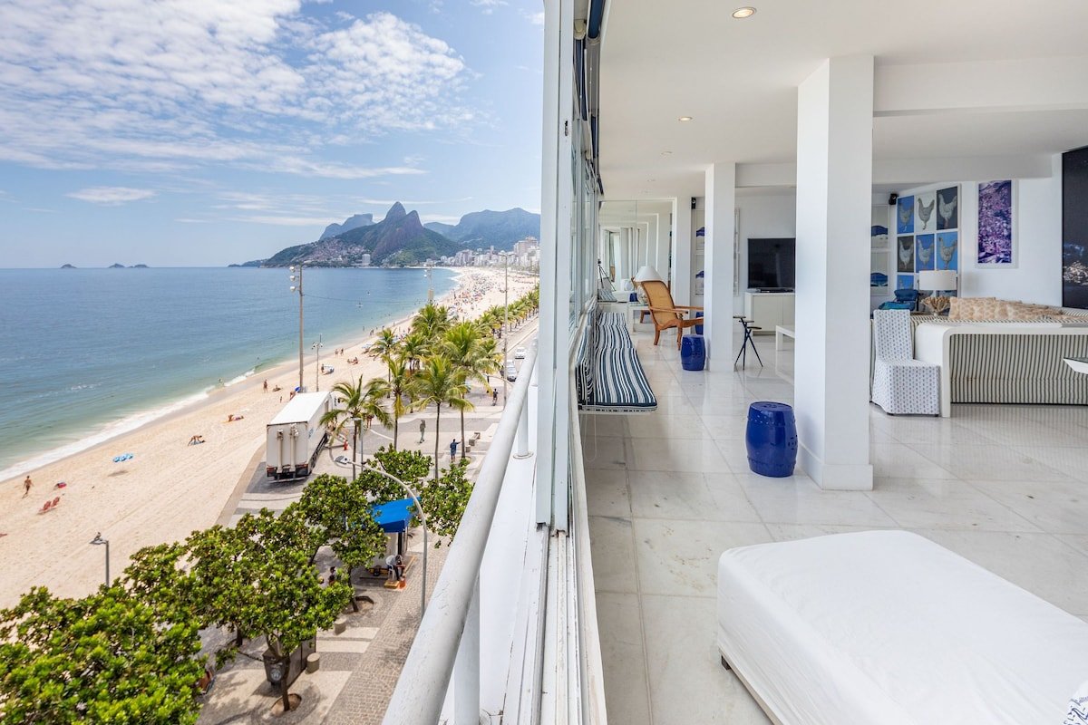 Rio082 – Charming beachfront apartment in Ipanema gallery image 2