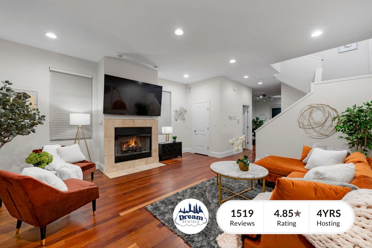 Wicker Park 4BD Home with Theater Room & Rooftops