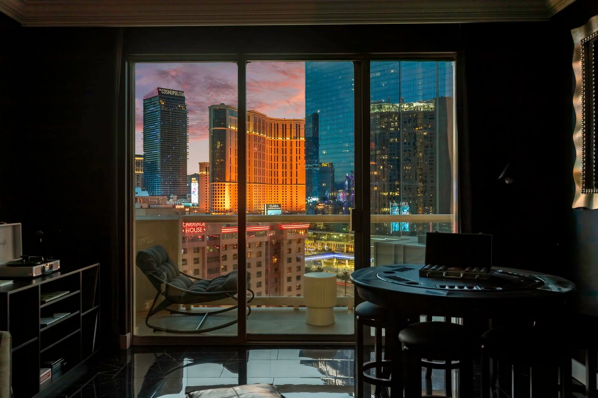 On LV Strip! Free Pool Access/Balcony/F1 Race View