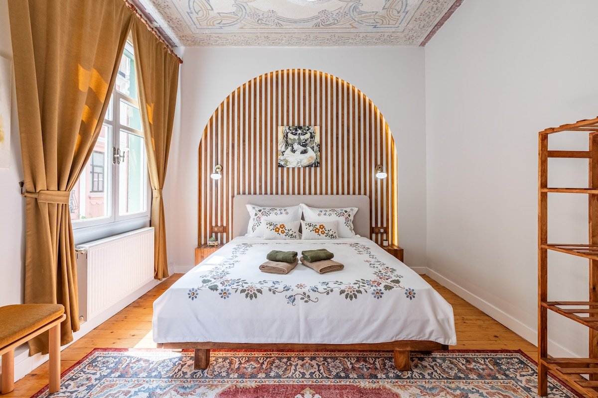 Artful Galata Gem: 4BR, 2BA, LR, Galata Tower View gallery image 2