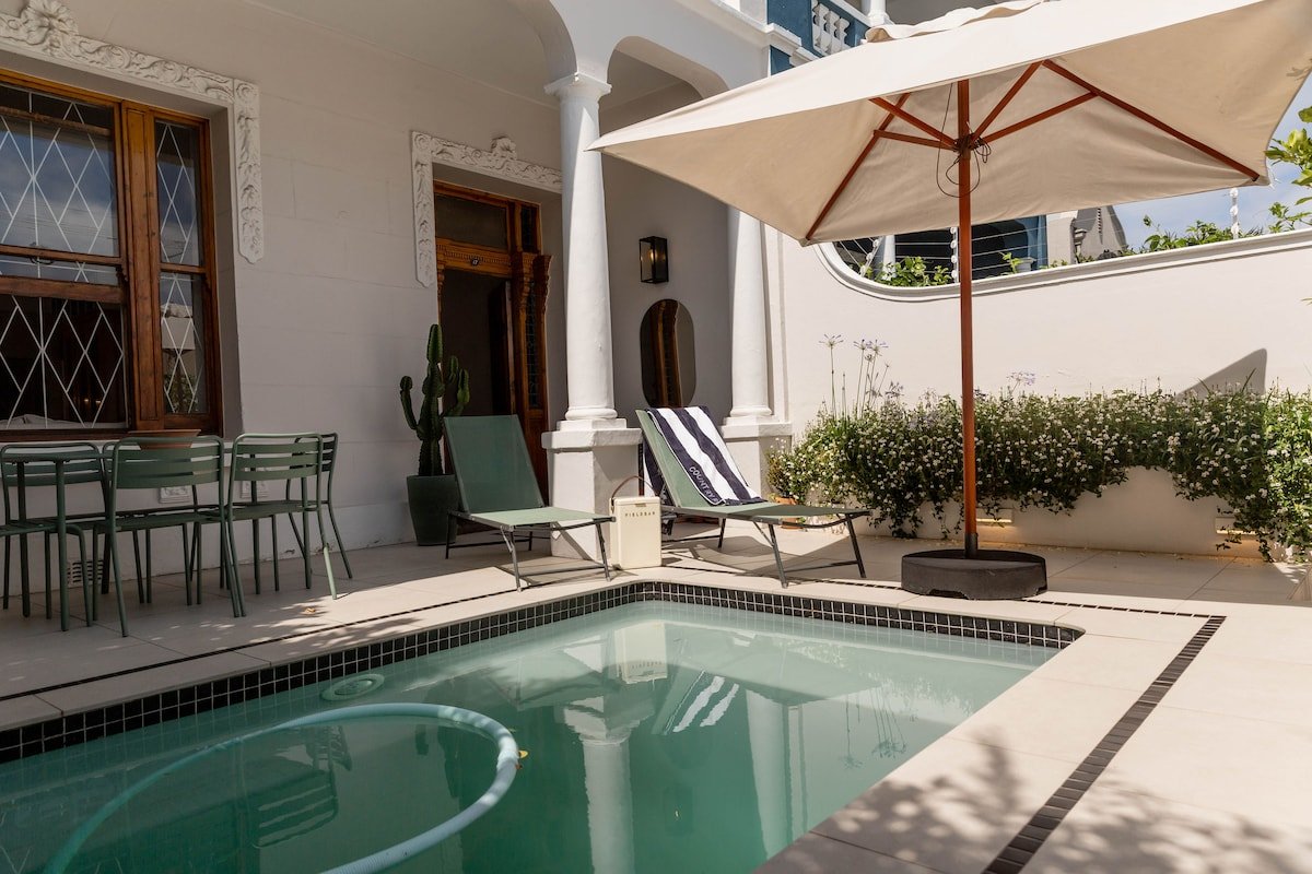 Designer Green Point Home, Backup Power & Pool gallery image 3