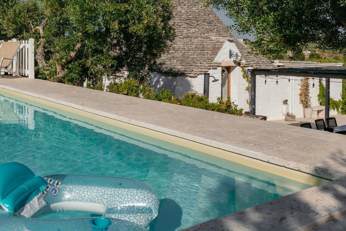 Trullo Fior di Ciliegio panoramico con piscina. gallery image 2