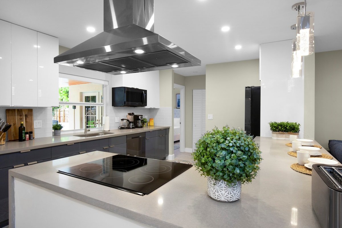 5BR Single-Level Home | Heated Pool, Spa, Grill gallery image 4