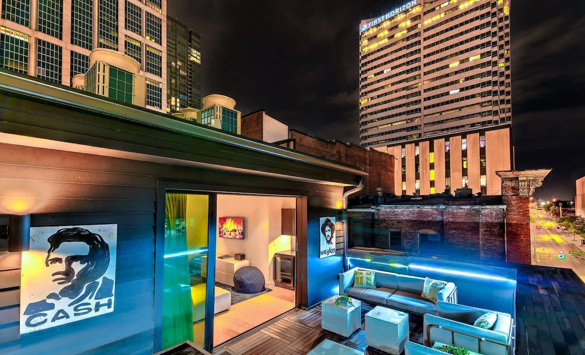 Walk 2 Broadway|5BR DT Loft + Rooftop – Sleeps 16! gallery image 3