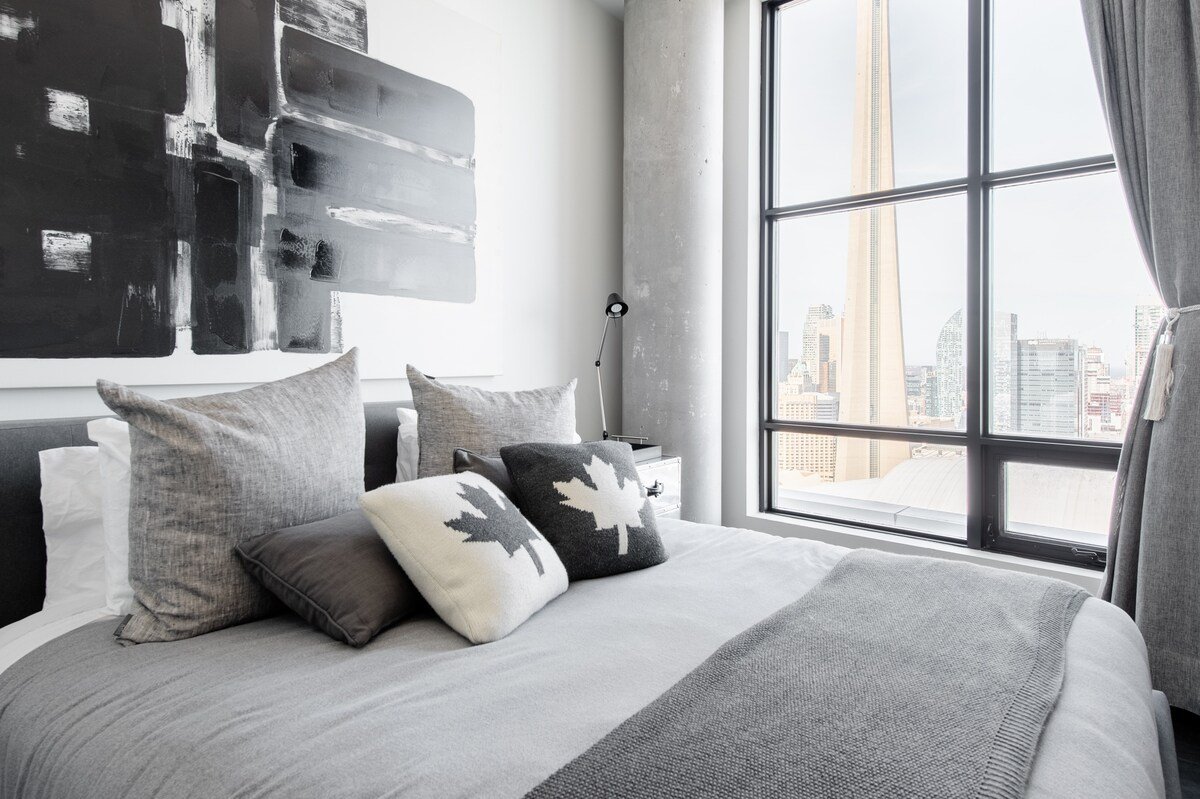 Corner Penthouse with Skyline and Lake View! gallery image 3