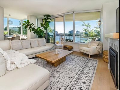 Luxury 3 Brd/3 Bth Waterfront Villa on the Seawall