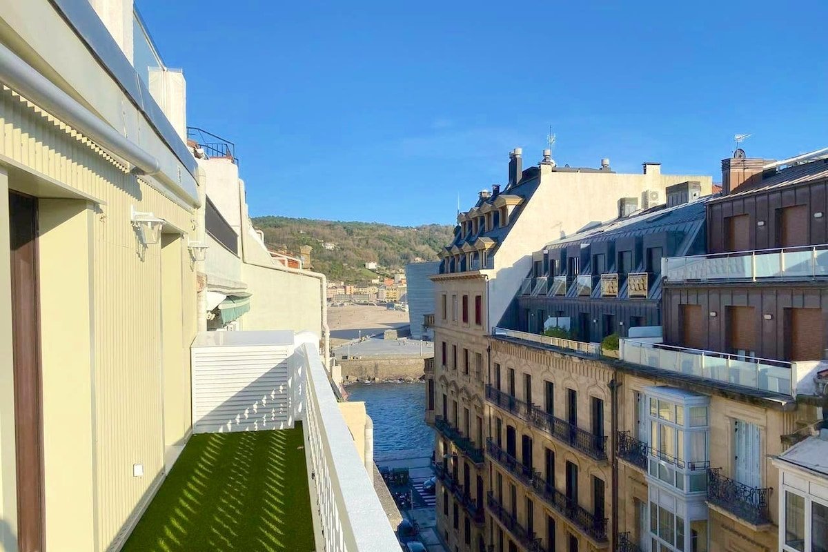 Downtown, new & bright penthouse, terrace & views gallery image 2