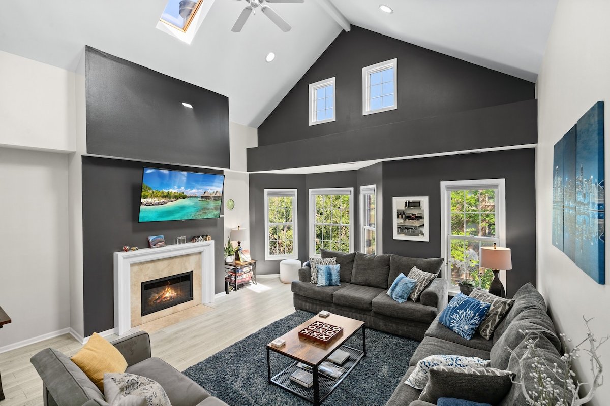 Soaring Dramatic Wrigley Loft w/ PRIVATE ROOFTOP gallery image 5