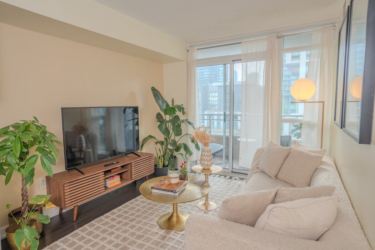 Charming 2 Bd 2 Bth Condo near CN tower w/ Parking gallery image 3