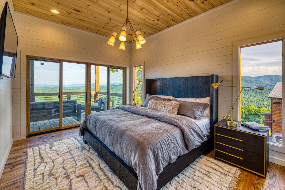 Luxury Mtn Cabin • Hot Tub & Views • Sleeps 14 gallery image 4