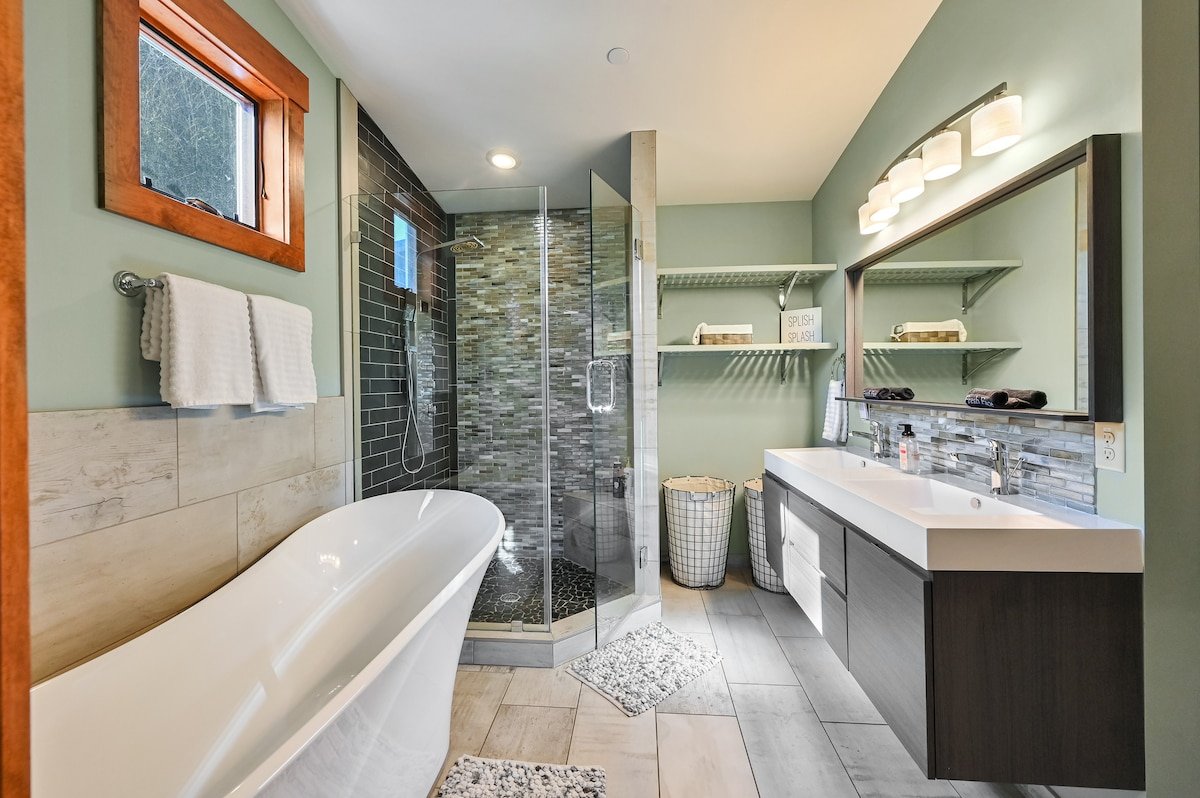 Mountain Modern River Home, Close to Downtown gallery image 4