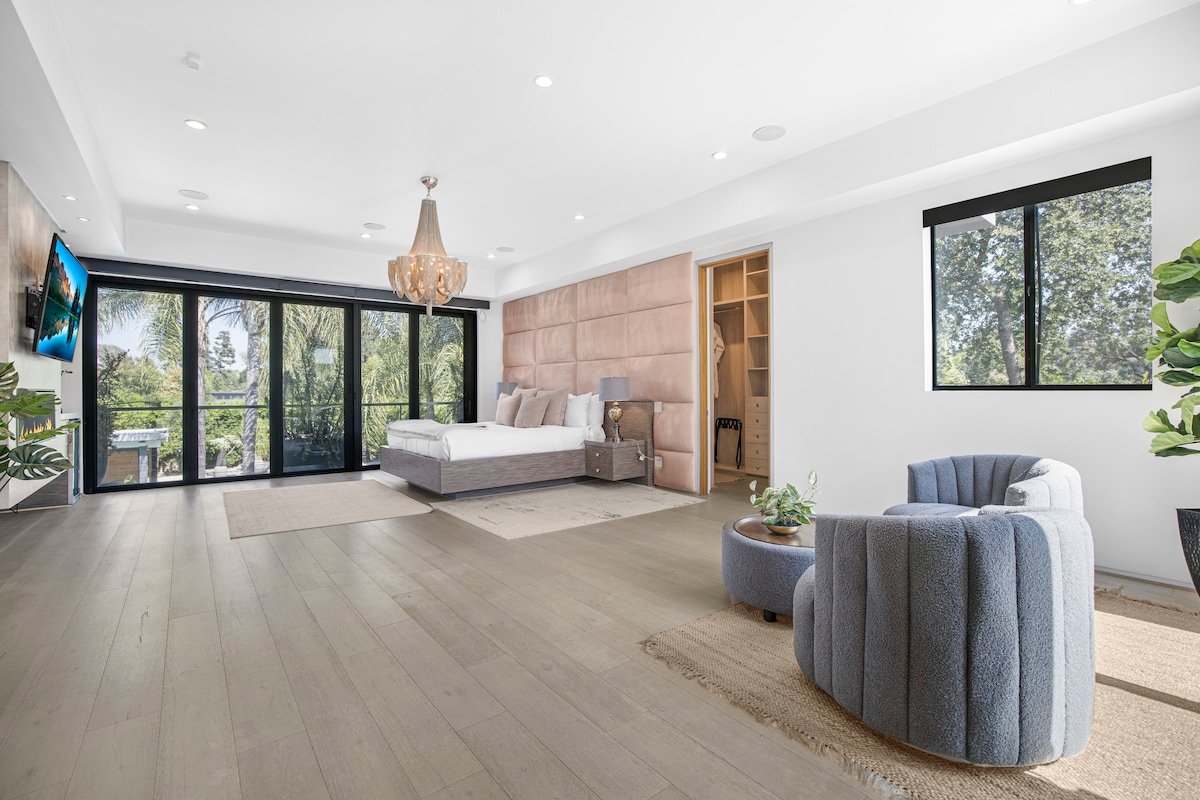 Upscale Encino Getaway w/ Sport Court, Pool & Spa gallery image 5