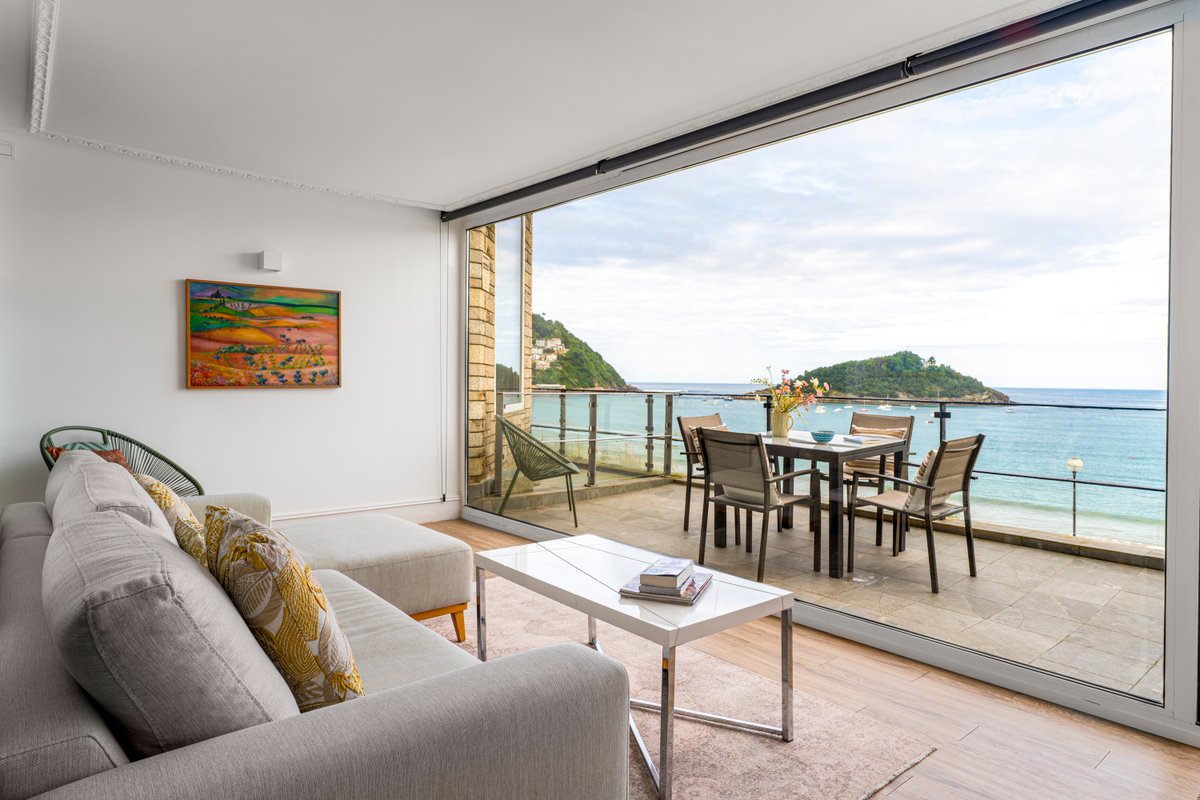 Miraconcha, frente a la playa, vistas y parking.