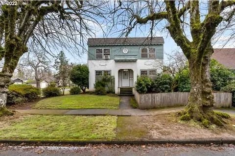 Spacious Willamette Wine Country Manor + Hot Tub gallery image 3