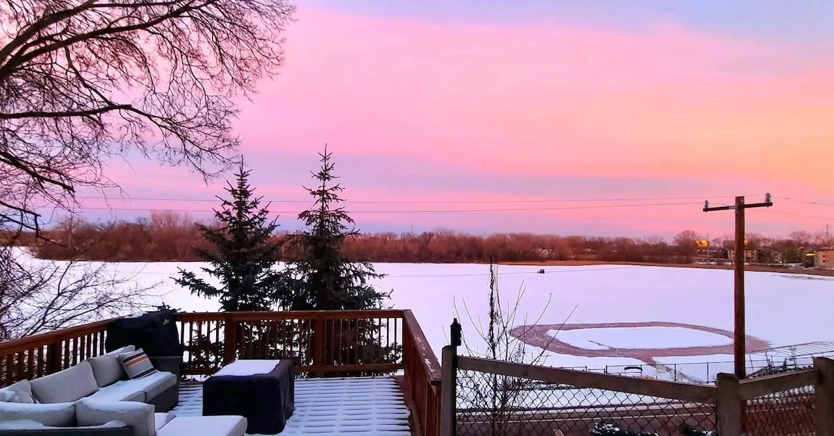 Cozy Lakefront Cottage • Medicine Lake gallery image 2