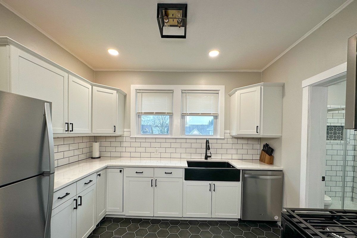 *The Allen House* Gorgeous Apartment – Sleeps 8 gallery image 4