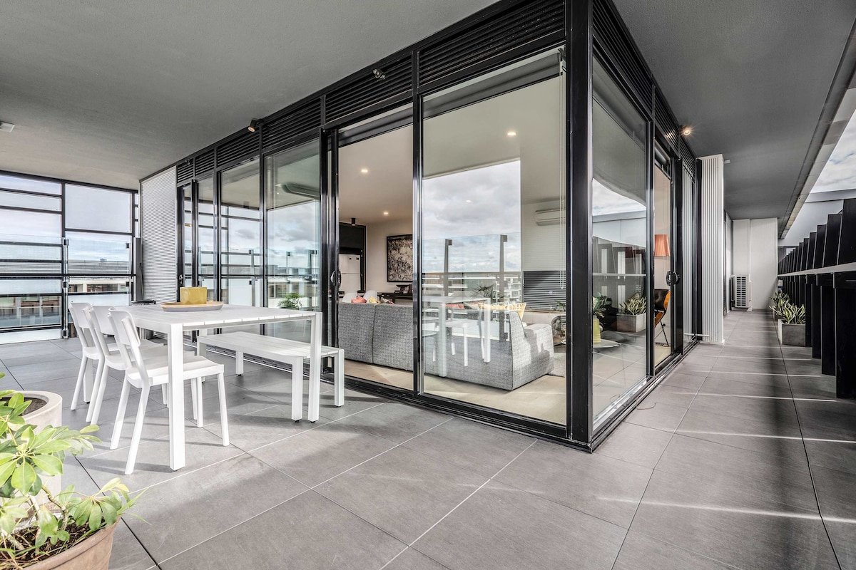 The Residence • 6BR + 4 Car Park Riverside Getaway gallery image 5