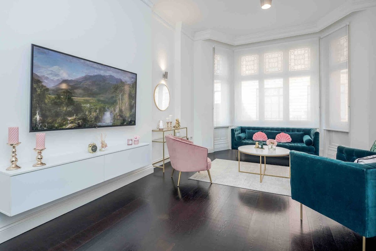 Harrods luxury 2 Bed 2Bath AirCon gallery image 2